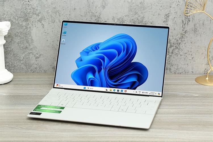 MacBook Pro góc 2